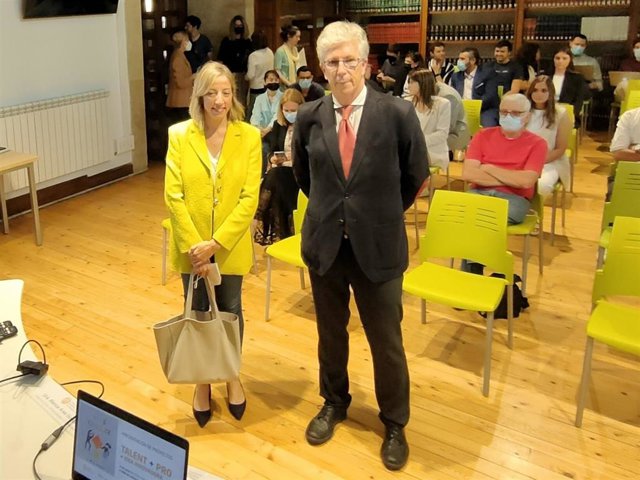 La directora general de Universidades e Investigación, Blanca Ares (i), en la UPSA junto al vicerrector de la entidad salmantina Pedro Sandro.