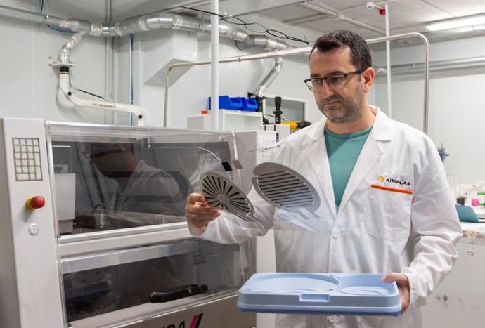 Crean una bandeja calefactable a través de USB para mantener caliente la comida de pacientes hospitalarios