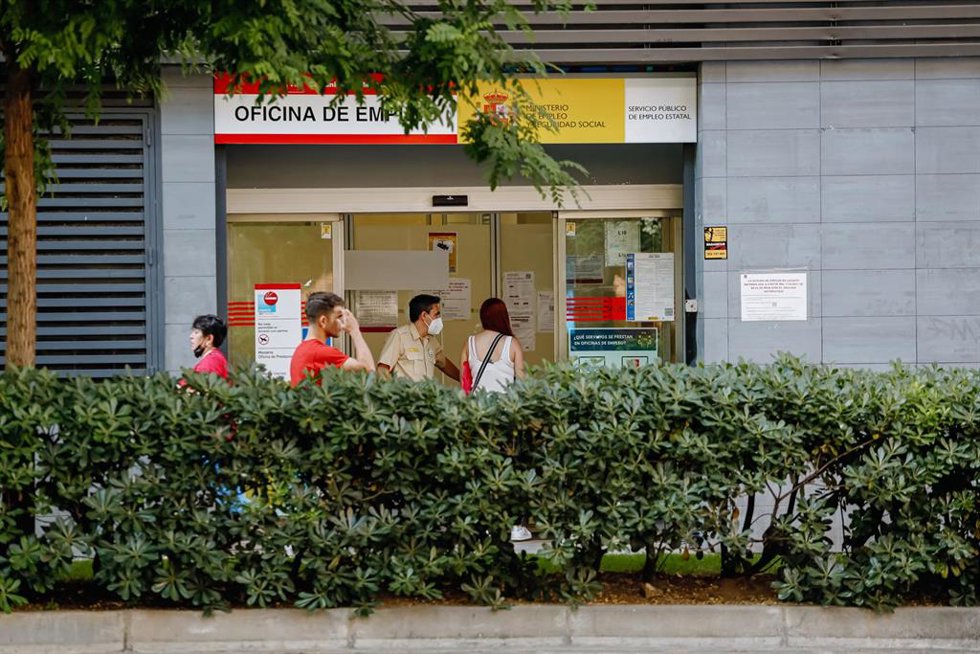 Una mujer entra en una oficina del Servicio Público de Empleo Estatal (Sepe), a 2 de junio de 2022, en Madrid (España). El número de parados registrados en las oficinas de los servicios públicos de empleo se redujo en 99.512 desempleados en mayo (-3,3%)