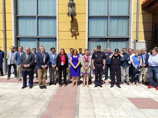 La delegada del Gobierno en Castilla y León, Virginia Barcones, en el centro (de azul) , durante el minuto de silencio previoa al IX Congreso de la Federación Territorial de Castilla y León del Sindicato Unificado de Policía.