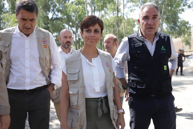 La ministra de Política Territorial y portavoz del Gobierno, Isabel Rodríguez, junto a el consejero de la Presidencia, Elías Bendodo, en el puesto de mando instalado en la zona del incendio en Pujerra (Málaga)