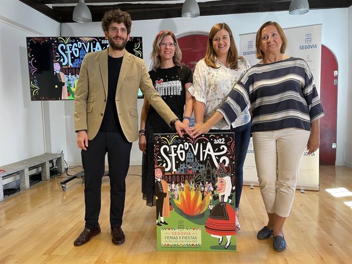 La alcaldesa de Segovia, Clara Martín; el concejal de Cultura, Alberto Espinar; la concejala de Deportes, Marian Rueda; y la artista segoviana Leticia Velasco Gómez.