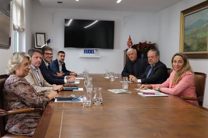 Reunión entre representantes del Departamento de Economía y Hacienda y de Eudel en Bilbao