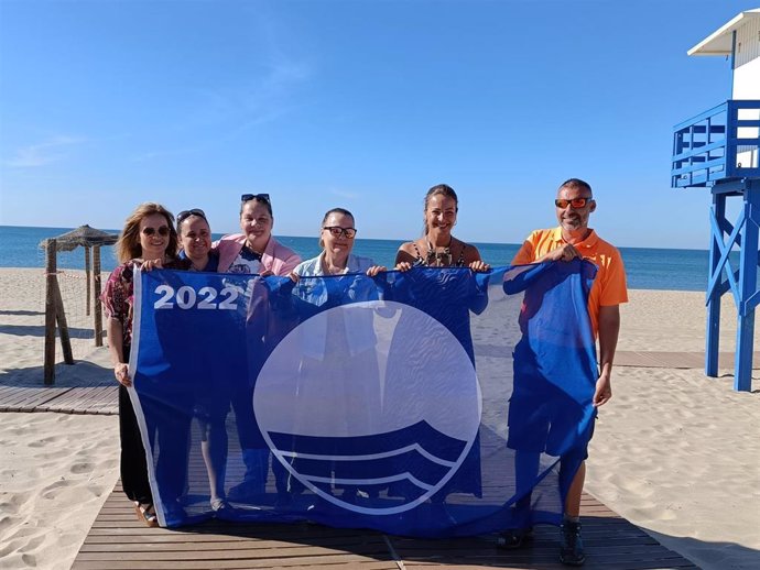 Izado de la Bandera Azul en la playa de la Casita Azul de Isla Cristina (Huelva).