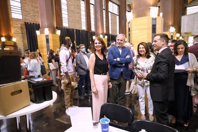 El alcalde de Zaragoza, Jorge Azcón, y la consejera municipal de Economía, Innovación y Empleo, Carmen Herrarte, inauguran el Salón del Empleo 2022, en el Auditorio.