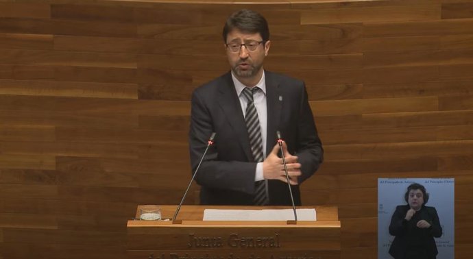 Archivo - El consejero de Industria, Empleo y Promoción Económica, Enrique Fernández.