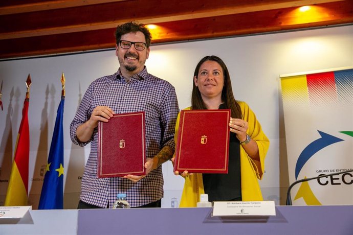 Firma del convenio de colaboración entre la Junta de Comunidades y el Grupo de Entidades Sociales CECAP.