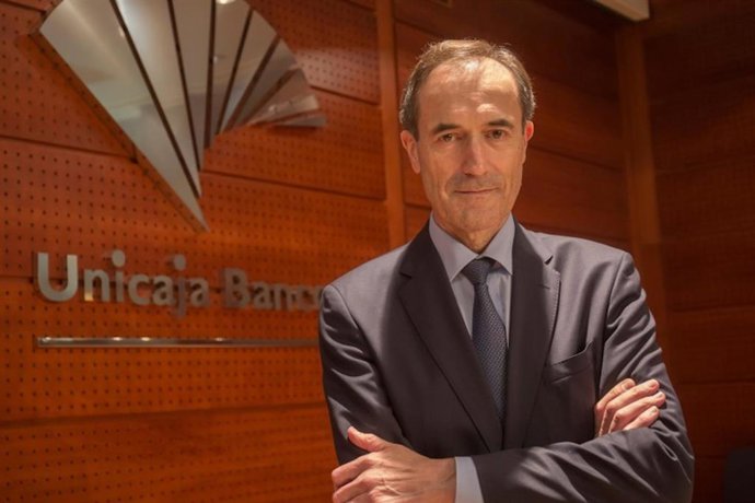 Archivo - El consejero delegado de Unicaja Banco, Manuel Menéndez.