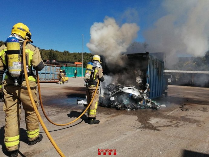 Imagen de efectivos de los Bombers de la Generalitat trabajando en el incendio en Alcover (Tarragona)