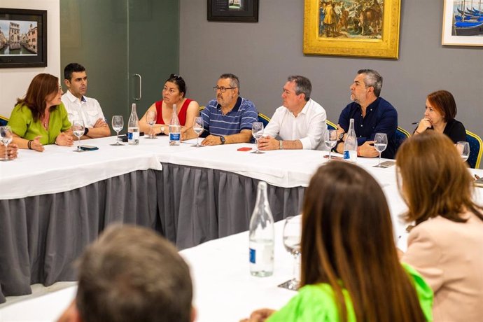 Reunión del secretario general del PSOE-A, Juan Espadas, sobre sanidad con representantes de UGT y CCOO en Almería.