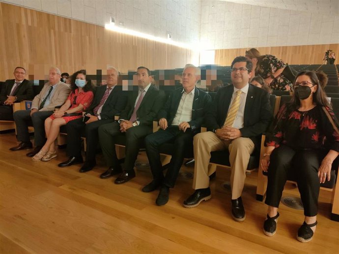 Autoridades en la entrega del premio 'Imagina tu empresa' de EFCL y Consejería de Educación en Salamanca.