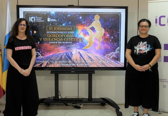 La directora del Instituto Canario de Igualdad (ICI), Kika Fumero, junto a la escritora y activista Magdalena Piñeyro