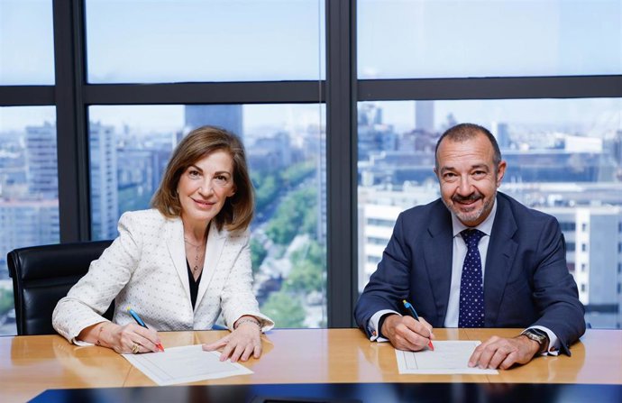 Acuerdo de colaboración entre el director de Acción Social de CaixaBank, Raúl Marqueta, y la directora general de Fundación Montemadrid, Amaya de Miguel.