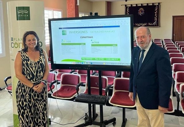 La alcaldesa de Espartinas, Cristina Los Arcos, con el presidente de la Diputación de Sevilla, Fernando Rodríguez Villalobos.