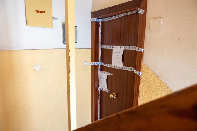 2 piso del portal número 4 de la Plaza del Rosario precintado por la Policía Nacional, donde ha sido asesinada una mujer de 35 años presuntamente por su pareja,.