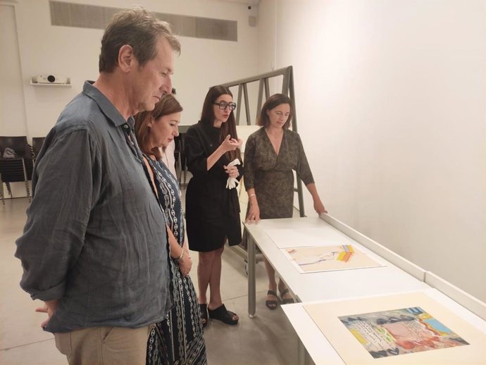 La directora de Es Baluard, Inma Prieto, junto a la presidenta del Govern, Francina Armengol, y Marcos Tur, durante la entrega de unas obras del artista Rafael Tur Costa al Museo.