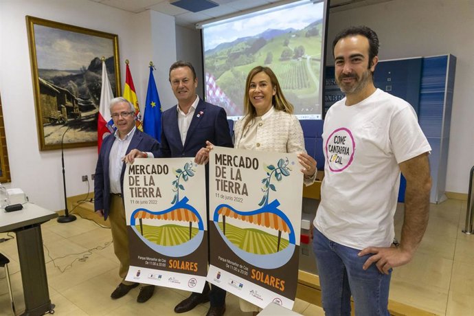 El Consejero De Desarrollo Rural, Guillermo Blanco, Junto A La Alcaldesa De Medio Cudeyo, María Higuera, Y El Presidente De Slow Food Cantabria, Jorge Mariscal, Presneta Una Nueva Edición Del Mercado De La TIERRA.