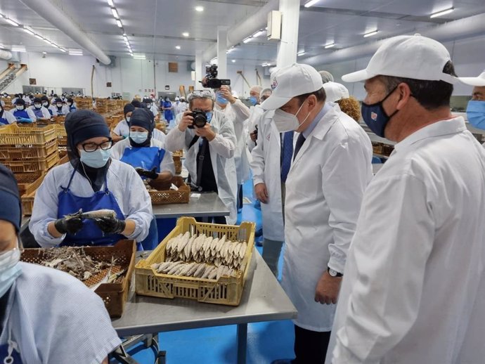 El ministro de Agricultura, Pesca y Alimentación, Luis Planas, en su visita a Usisa, en Isla Cristina (Huelva), este jueves.