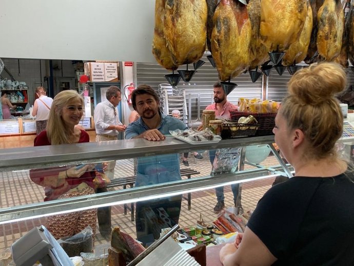 Patricia del Pozo visita el Mercado del Tiro de Línea en el marco de la campaña electoral.S