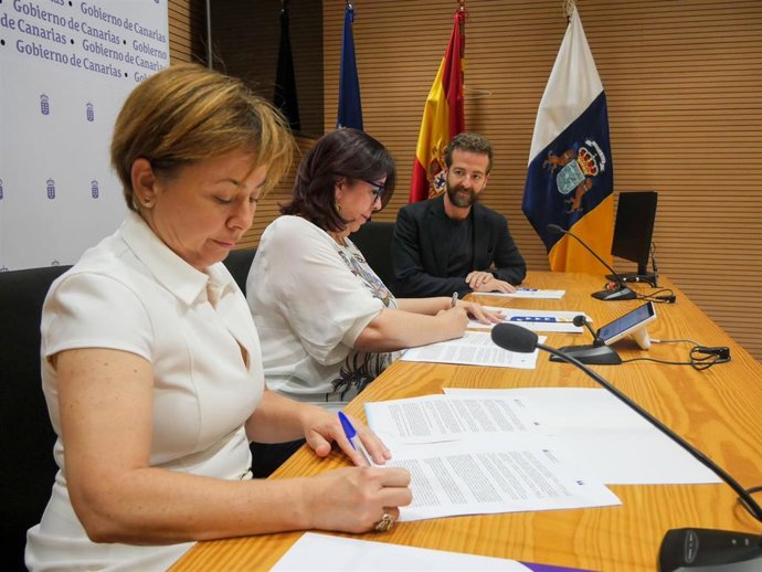 La consejera de Educación, Universidades, Cultura y Deportes del Gobierno de Canarias, Manuela Armas, y la rectora de la ULL, Rosa Aguilar, proceden a la firma del convenio