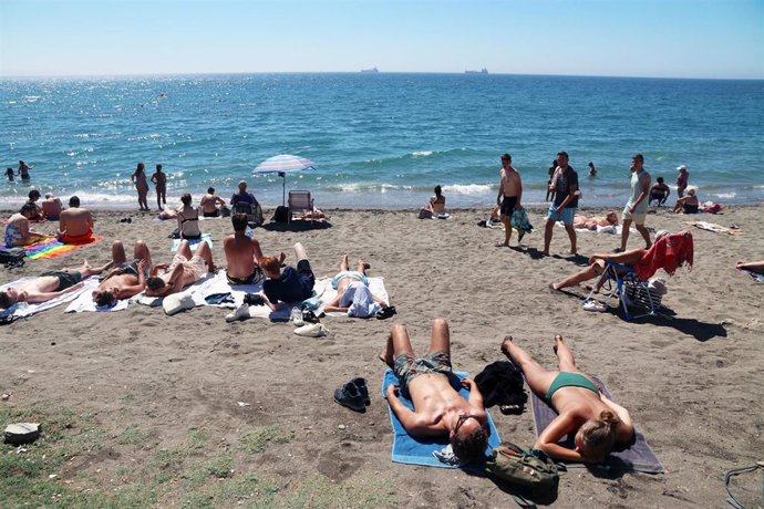 Archivo - Bañistas y turistas disfrutan de un día en la playa de La Malagueta