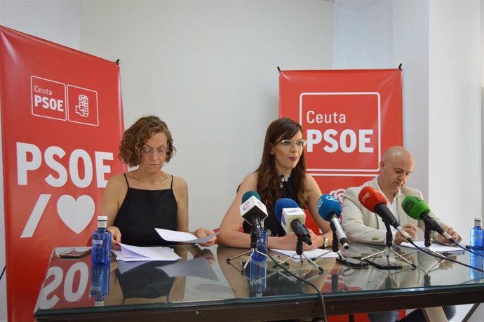 Los secretarios generales del PSOE de Ceuta y Melilla, Juan Gutiérrez y Gloria Rojas, y la delegada del gobierno en Melilla, Sabrina Moh