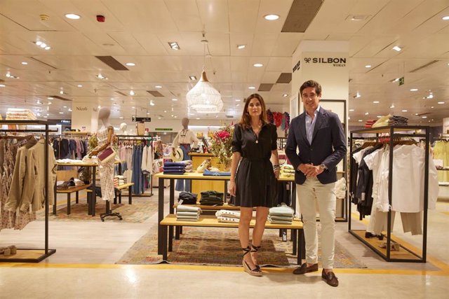 La disñadora Lourdes Montes y el CEO de Silbon, Pablo López, han inaugurado este jueves en el Corte Inglés de Nervión (Sevilla) el primer corner woman de Silbon en España.