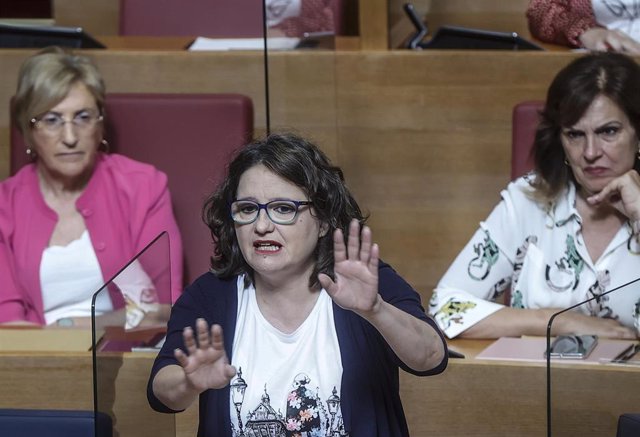 La vicepresidenta y consellera de Políticas Inclusivas de la Generalitat, Mónica Oltra, interviene durante una sesión de control ordinaria en Les Corts