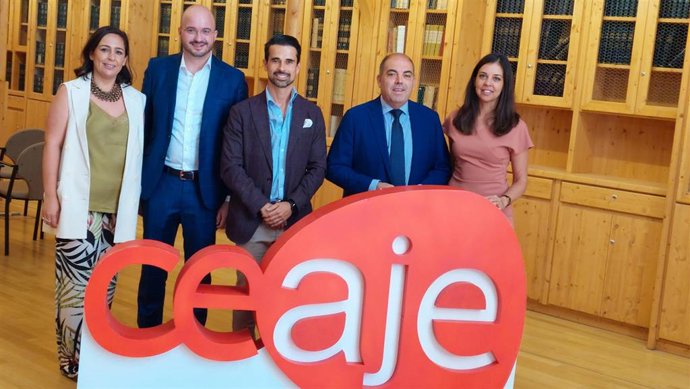 El presidente de la Confederación Española de Asociaciones de Jóvenes Empresarios, CEAJE, Fermín Albaladejo, y el vicepresidente de la Confederación Española de Organizaciones Empresariales, CEOE, Lorenzo Amor