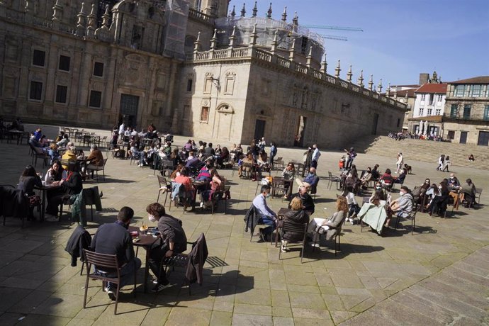 Archivo - Terrazas de restaurantes llenas de gente durante el segundo día de la apertura parcial de la hostelería en Santiago de Compostela, A Coruña, Galicia (España), a 27 de febrero de 2021. La Xunta de Galicia reabrío ayer viernes parcialmente la ho