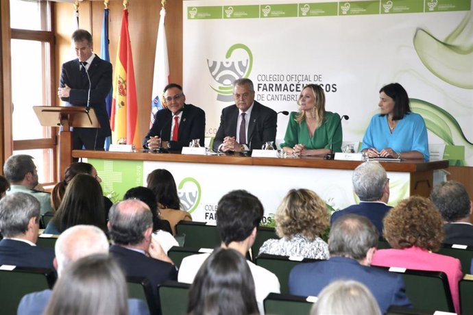 Acto de toma de posesión de la reelegida presidenta del Colegio de Farmacéuticos de Cantabria, Rita de la Plaza.