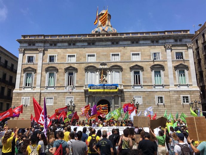 La manifestación de la última huelga educativa del curso llega a la plaza Sant Jaume