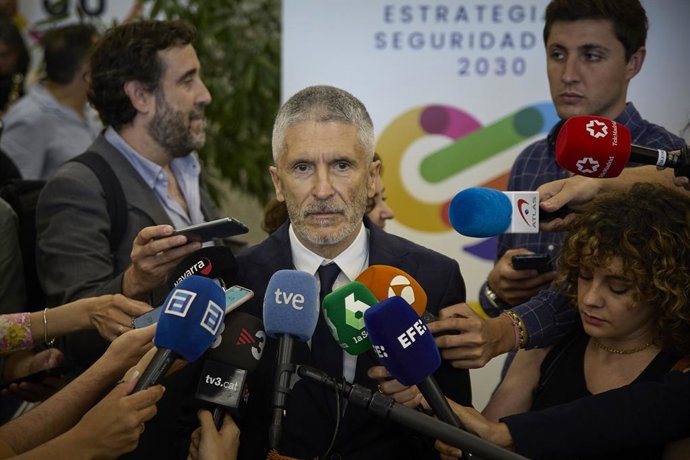 El ministro del Interior, Fernando Grande-Marlaska, atiende a los medios tras la presentación de la Estrategia de Seguridad Vial 2030