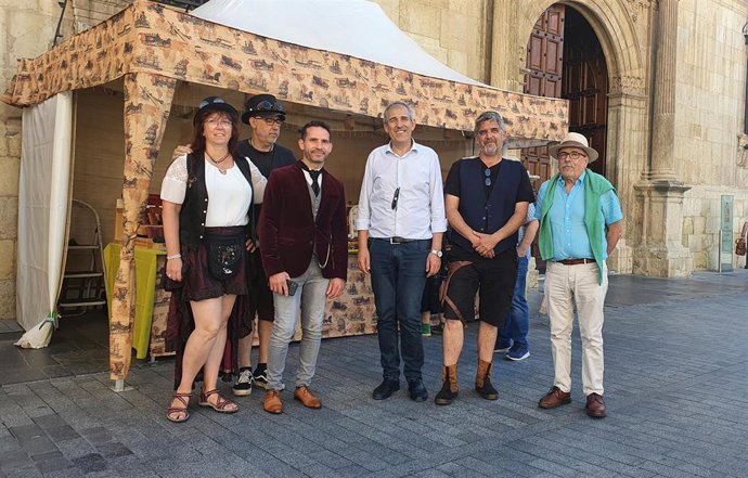 El concejal de Régimen Interior, Movilidad, Deportes y Servicio de Comercio, Vicente Canuria, y el concejal de Prevención, Extinción de Incendios y Salvamento, Protección Civil y Participación, Álvaro Pola inauguran el Mercado Stempunk'