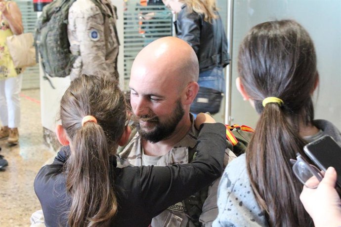 Un soldado saluda a sus seres queridos en Asturias tras participar en una misión en Irak