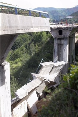 La parte del puente que se ha desprendido, a 7 de junio de 2022, en Vega de Varcarce, León, Castilla y León  (España). Parte del viaducto de El Castro en la A-6, en dirección Madrid, se ha desprendido la mañana de hoy. El puente se encontraba en obras e