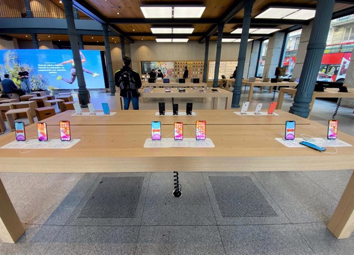 Archivo - Varios smartphones de la marca `Apple en la tienda de Apple en la Puerta del Sol, en Madrid (España)