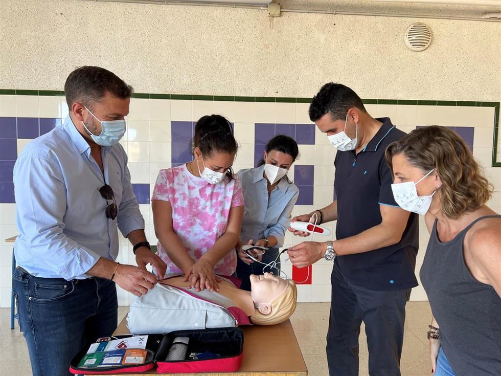 Profesores del Colegio Jacaranda de Benalmádena (Málaga) realizan maniobras de reanimación cardiopulmonar en la formación que les imparte Vithas