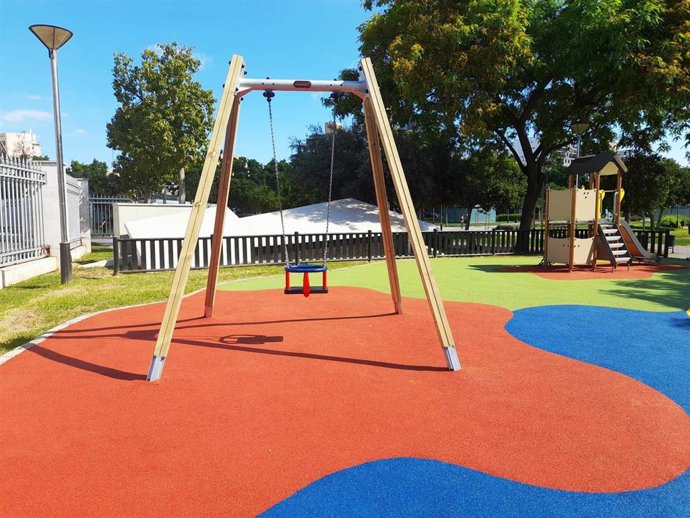 Zona de juegos infantiles renovada en el parque de Ses Estacions, en Palma.