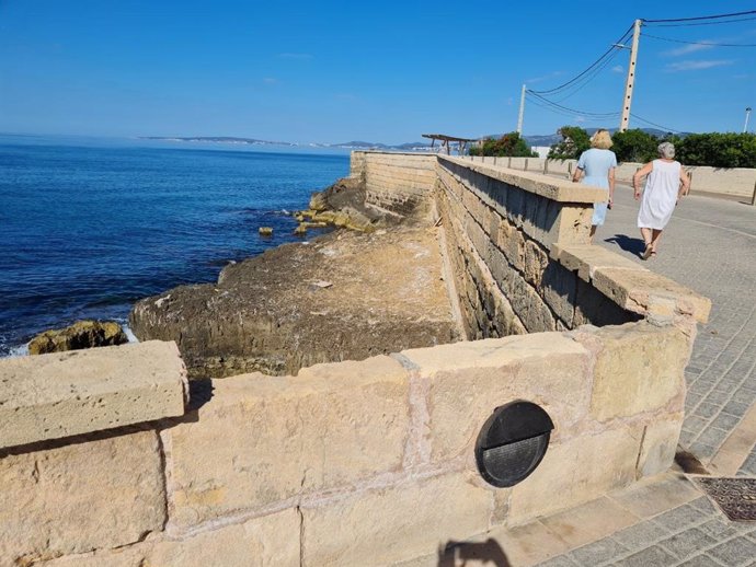 Cs manifiesta su preocupación por el estado del muro del paseo de cala Gamba.