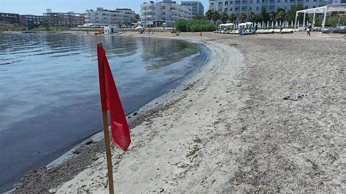 Bandera roja en la playa de Punta Xinxó, en Ibiza