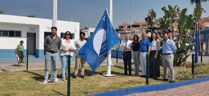 Izado de la Bandera Azul en la playa de Getares.
