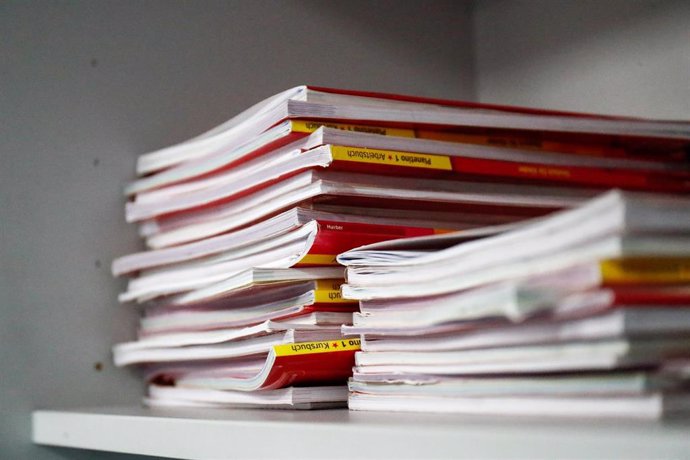 Archivo - Libros en el interior de un aula del Colegio Nobelis de Valdemoro.