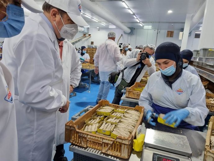 El ministro de Agricultura, Pesca y Alimentación, Luis Planas, en su visita a Usisa.