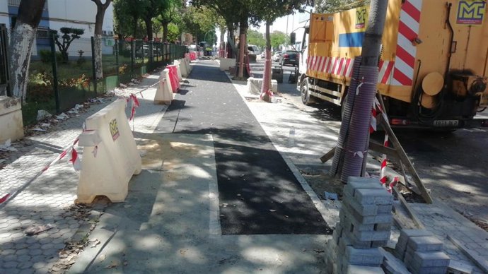 Obras de mejora del acerado y el carril bici de la avenida de Llanes en el cruce con Carretera Carmona y Alcalde Manuel del Valle.