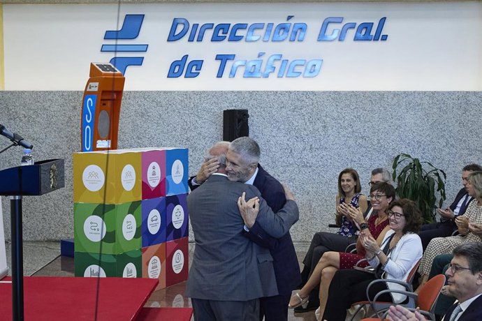 El director general de Tráfico, Pere Navarro, saluda al ministro del Interior, Fernando Grande-Marlaska, durante la presentación de la Estrategia de Seguridad Vial 2030, en la Dirección General de Tráfico (DGT), a 9 de junio de 2022, en Madrid (España).