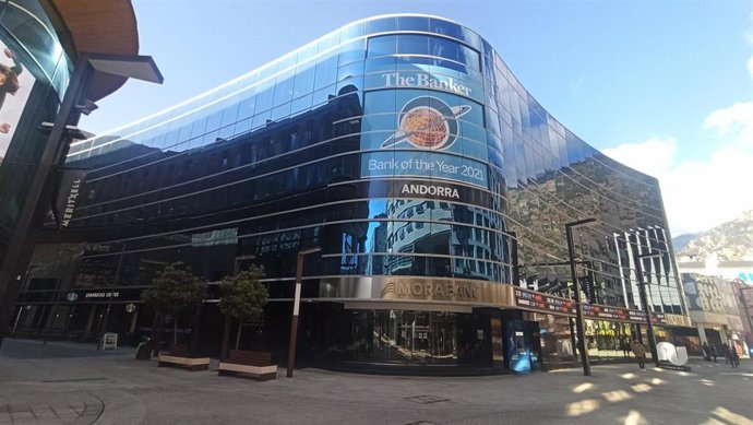 Archivo - La sede central de MoraBanc en la avenida Meritxell de Andorra la Vella.