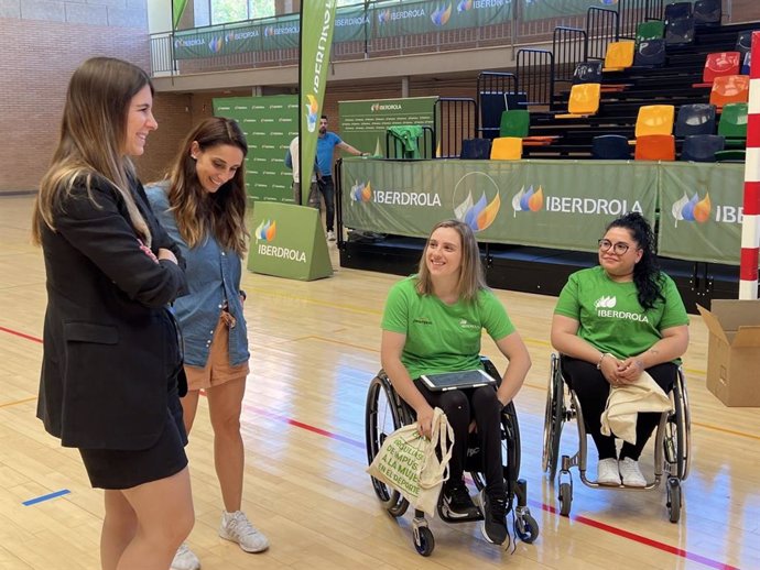 Las jugadoras de la selección española de baloncesto en silla de ruedas Sara Revuelta y Judith Nuñez, junto a la concejala delegada de Deportes del ayuntamiento de Madrid, Sofía Miranda, durante una visita a un centro educativo en Orcasitas