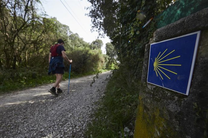 Archivo - Un peregrino realiza el Camino de Santiago a su paso por Navarra.