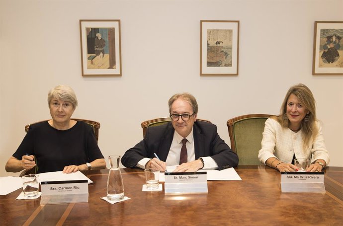 Firma del convenio entre RIU y la Caixa.